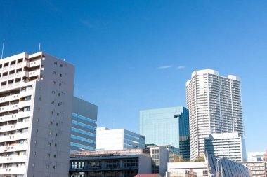 Mavi gökyüzü arka plan üzerinde gökdelenler