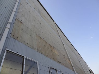 Mavi gökyüzüne karşı sanayi binasının düşük açılı görüntüsü