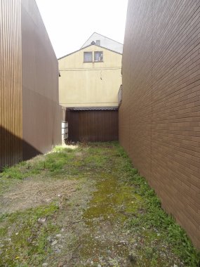 Tuğladan binaların arasında dar bir sokak var.