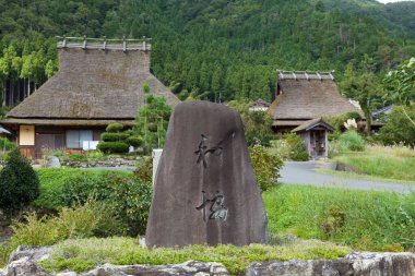 Parkta Çince sembolleri olan anıt taşının manzarası