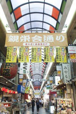 Kuromon Pazarı, Osaka, Japonya 'daki geleneksel iş parkı.