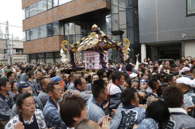 İnsanlar Tokyo, Japonya 'da düzenlenen geleneksel Kanda Matsuri festivaline katılıyor                 