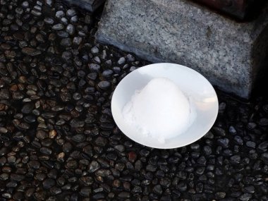 Beyaz toz dışarıda seramik kasenin içinde duruyor.