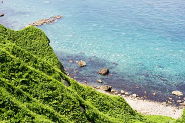 yeşil deniz ve dağlar