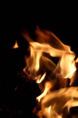 Siyah arkaplanda yanan ateş