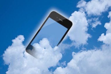 cep telefonu bulutlu gökyüzüne karşı