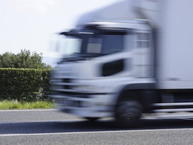 Hareket bulanıklığı olan bir kamyon..