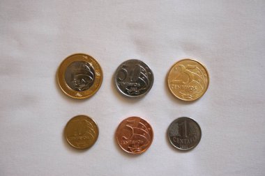 Açık arkaplanda bir sürü farklı madeni para var.