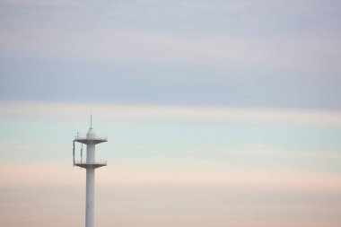 Mavi gökyüzü arka planında beyaz deniz feneri 