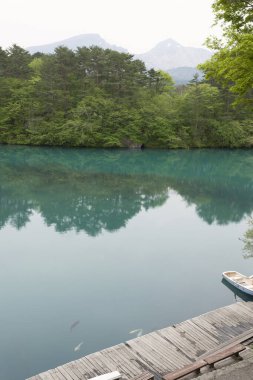 Dağlardaki güzel göl manzarası