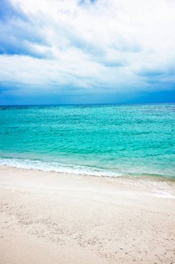 Güzel kumlu deniz manzarası ve mavi gökyüzü     