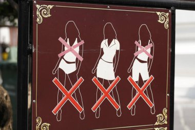 Yasak giyim tarzlarını gösteren illüstrasyon işareti