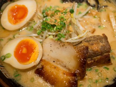 Yumurtalı ve domuz dilimli makarna kasesi.