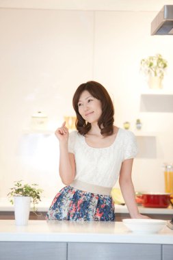 Mutfakta yemek pişiren kadın.