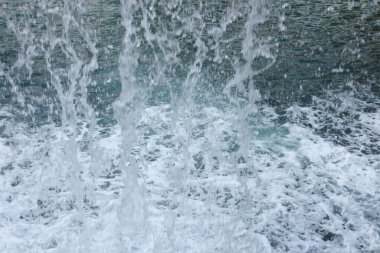 Gündüz vakti şelale damlaları 