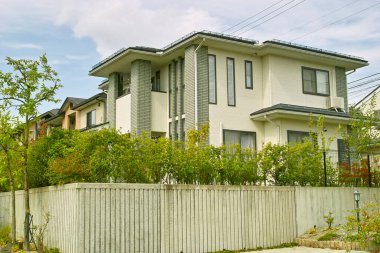 Modern büyük bir evin güzel mimarisi.