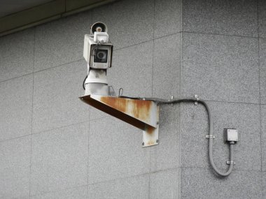 Duvardaki kapalı devre kamera görüntüsü