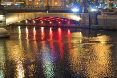 şehir arkaplan görüntüsü, gece ışıklandırmalı şehir manzarası 