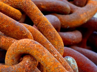 Büyük paslı demir zincirlerin yakın çekim görüntüsü