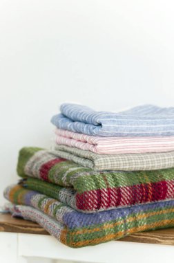 Renkli katlanmış pamuk giysiler, yakın çekim görüntüler. 