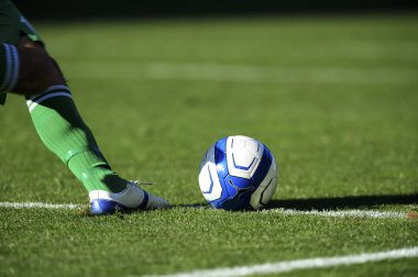 Spor giyim sektöründe futbol oynayan insanların bacağı.                 