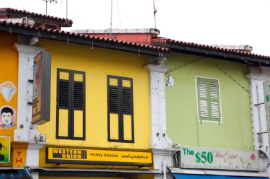 Tabelalı ve pencereli renkli binalar