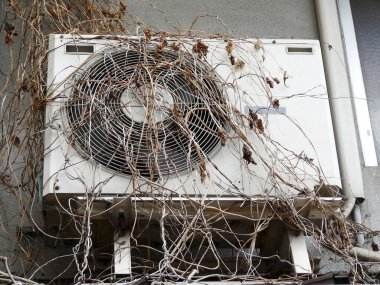 Sokaktaki eski elektrikli vantilatör, kapatın.