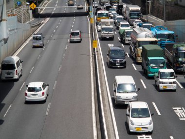  Japonya 'da gündüz vakti arabalı Tokyo yolu.