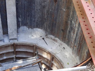 İnşaat alanı beton duvarlı derin dairesel çukur gösteriyor