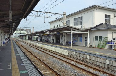 Demiryolu hattı Japonya 'daki büyük bir şehir merkezini keserken, mimari rayları çerçeveliyor.