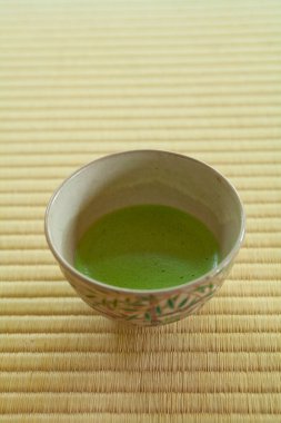 Seramik kasede yeşil kibrit çayı