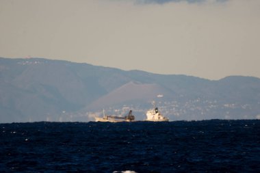 Kargo gemisiyle deniz manzarası çok güzel.  