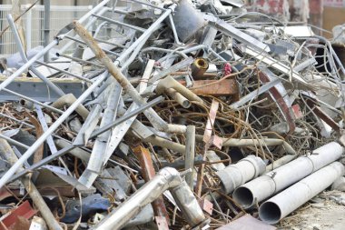 Yığınla metal borular birbirine dolanmış kablolar etrafa saçılmış inşaat enkazı