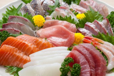 Ton balığı, somon, karides, diğer balık ve otlarla birlikte taze deniz ürünleri sashimi, Japon yemeği..