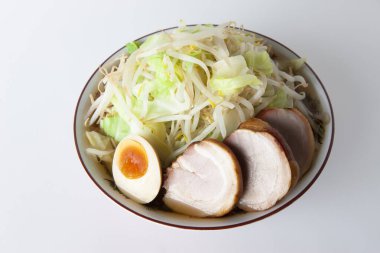 Japon mutfağı. Kızarmış domuz ve yeşil salata. 