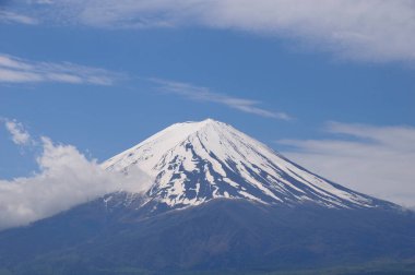 Japonya 'daki görkemli Fuji dağının güzel manzarası
