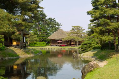 Güzel antik Japon binasının manzaralı görüntüsü.
