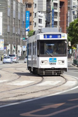 Tramvay şehrin caddesinde ilerliyor..