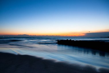 Deniz üzerinde güzel, parlak gün batımı. Doğa, seyahat arka planı