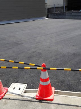 Turuncu trafik konileri asfaltlı inşaat alanını kapatıyor