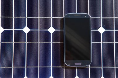 Akıllı telefonlu güneş enerjisi paneli 