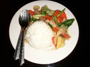 Baharatlı Çin pilavı, haşlanmış et ve sebze.