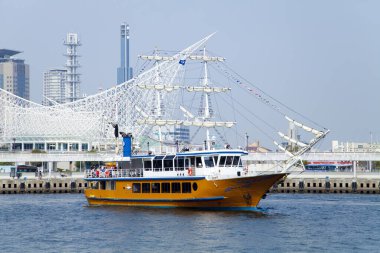 Güneşli bir günde limandaki gemi.
