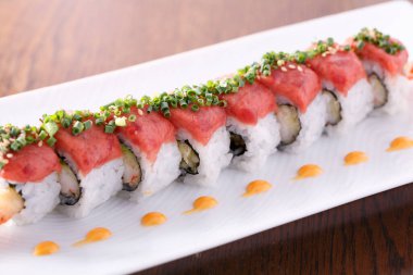 Japon mutfağı. Suşi sırası beyaz tabakta yuvarlanıyor. 