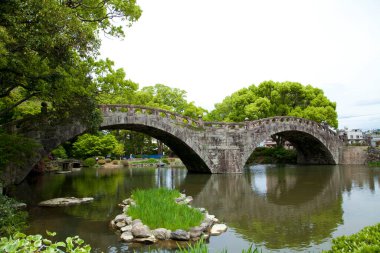 Çin bahçesindeki güzel taş köprü 