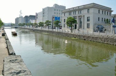 Güneşin altındaki şehir manzaralarının bir temsili..