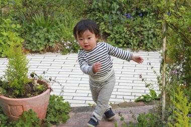 Arka bahçede yakışıklı Asyalı bir çocuğun portresi.