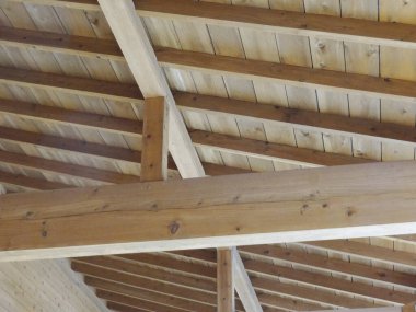  Ev inşaatının ahşap elementlerine yakın çekim           