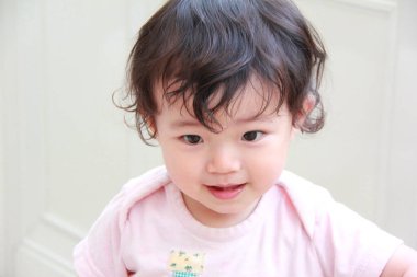 Evin içinde sevimli bir Japon çocuk, yakın plan portresi. 