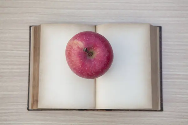 Masanın Üstündeki Kitabın Üstünde Kırmızı Elma — Stok fotoğraf